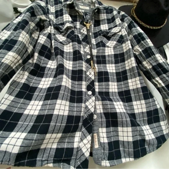 Trendy plaid flannel shirt w cabin cottage core resort country vibe - Picture 7 of 14